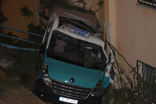 İzmir'de düğün yolunda feci kaza! Minibüs bahçeye düştü: Çok sayıda yaralı var - Resim: 0