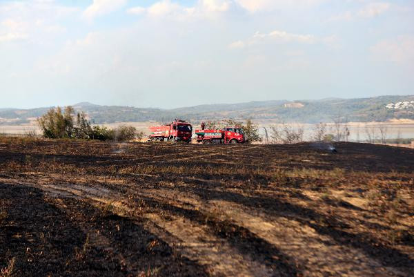 Adana'da çalılık yangını!Beyaz araç polisi alarma geçirdi - Resim: 0