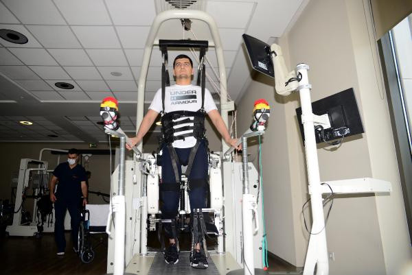 Tacikistan'dan gelen sporcu şifayı Bursa'da buldu! Yatalak geldi yürüyerek gitti - Resim: 1