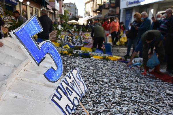 Edirne'de hamsiyi kasa kasa aldılar! Kilosu 5 liraya düştü - Resim: 0