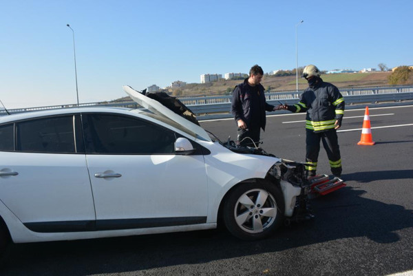 Kocaeli'de feci kaza! Bariyerlere çarpıp metrelerce sürüklendi: Yaralılar var - Resim: 0
