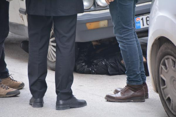 Balıkesir'de park halindeki aracın altında görenler şok oldu! Uyumak için girip... - Resim: 0