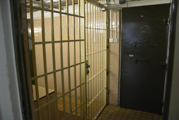 Hapishanede kadın mahkuma işkence skandalı! Kelepçeleyip bir saat boyunca... - Resim: 0