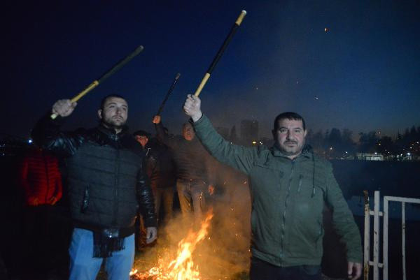 Adana'da her gece 3'er kişi sopalarla nöbet tutuyor! 'Yazıktır, günahtır' deyip mahalleli isyan etti - Resim: 1