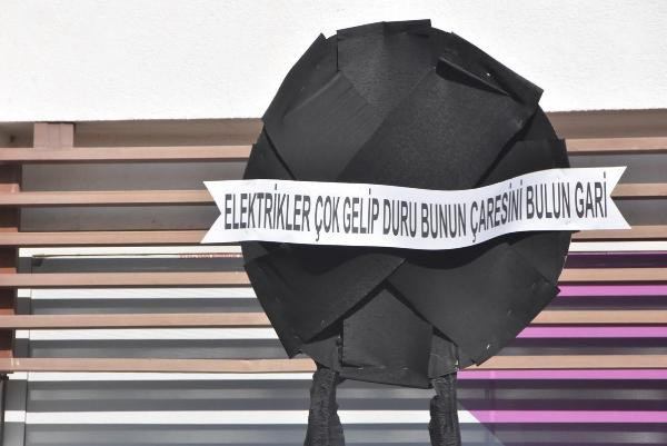 Muğla'da 'faturalar zamlarla 3 katına çıktı' deyip eylem yaptılar: Siyah çelenk bıraktılar - Resim: 0