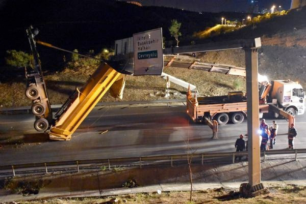 Hafriyat kamyonunun damperi tabelaya takılınca - Resim: 1