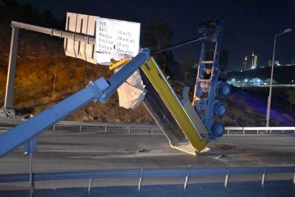 Hafriyat kamyonunun damperi tabelaya takılınca - Resim: 2