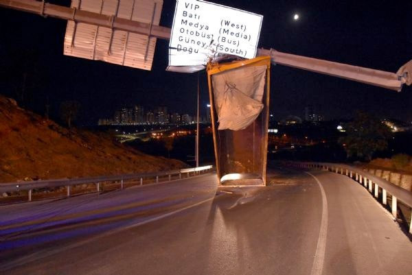 Hafriyat kamyonunun damperi tabelaya takılınca - Resim: 3