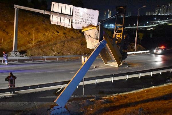 Hafriyat kamyonunun damperi tabelaya takılınca - Resim: 4