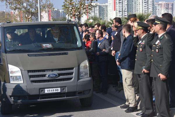 Selde şehit olan Topçu Onbaşı Parhan, İzmir'den gözyaşlarıyla uğurlandı - Resim: 2