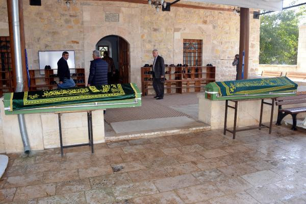 Babalarının katlettiği kız kardeşlerin cenazesinde yürek yakan detay! - Resim: 2