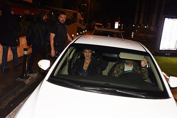 Çapkınlık yaparken fena yakalandı: Haydi kızlar bana gidiyoruz - Resim: 1