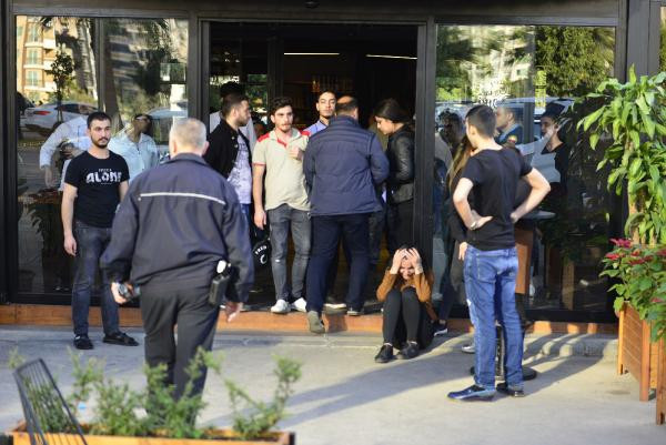 Kafede dehşet anları: İki ortağını başlarından vurdu! - Resim: 2