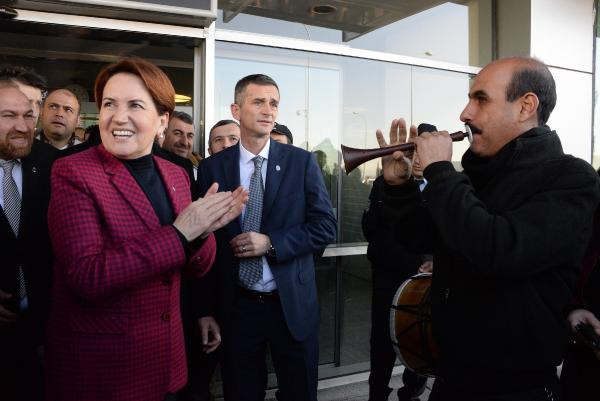 Meral Akşener Diyarbakırlı çıktı! Üç dilli pankart sürprizi... - Resim: 2