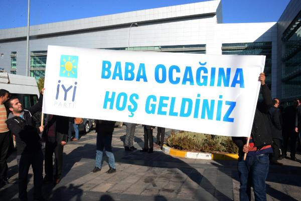 Meral Akşener Diyarbakırlı çıktı! Üç dilli pankart sürprizi... - Resim: 3