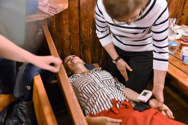 Ünlü sunucu iftarda bir anda bayıldı işte nedeni... - Resim: 2