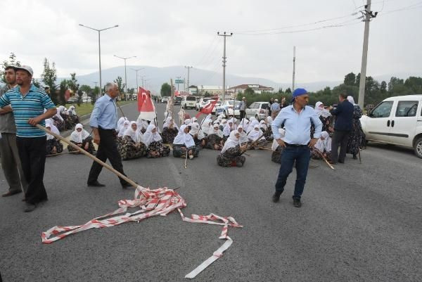 Kadınlar ellerinde balta ve tırpanlarla yolu kesti - Resim: 4