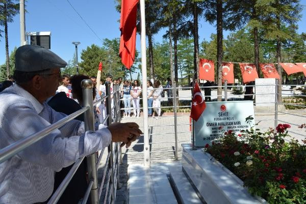Türk bayrağını alan Ömer Halisdemir'i mezarı başında anmaya geldi - Resim: 1