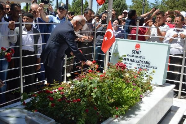 Türk bayrağını alan Ömer Halisdemir'i mezarı başında anmaya geldi - Resim: 4