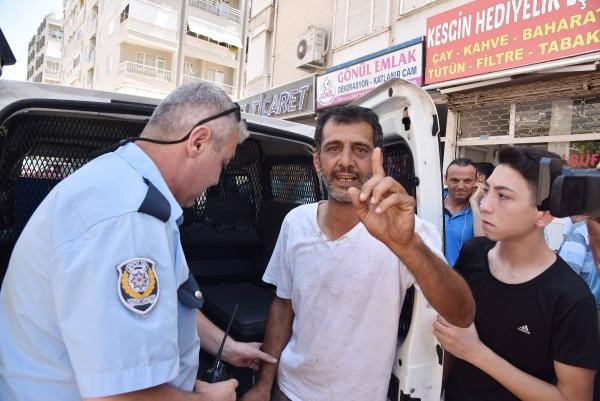 Bu adamı dövelim mi dövmemeyelim mi kavgası - Resim: 2