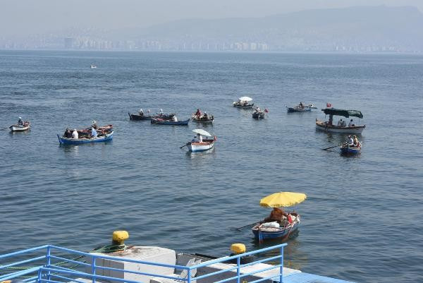 İzmir'in aşırı sıcaklarla imtihanı! Yolun ortasında soyundular - Resim: 2