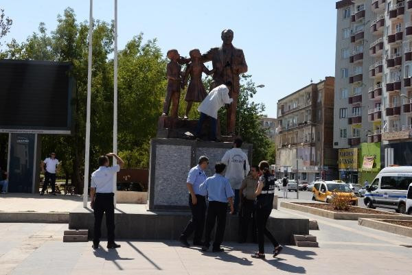Diyarbakır'da Atatürk Anıtına çirkin saldırı - Resim: 1