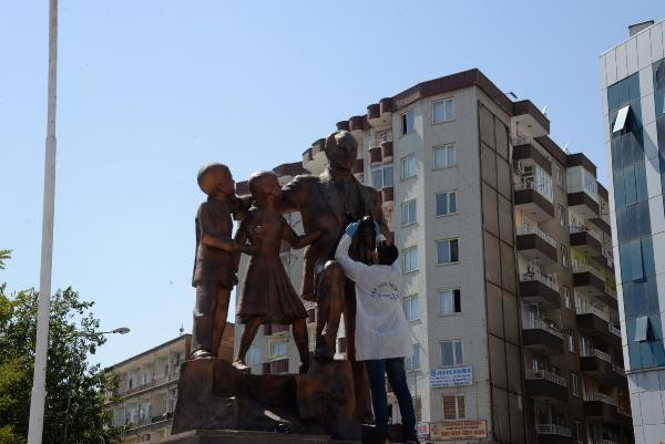 Diyarbakır'da Atatürk Anıtına çirkin saldırı - Resim: 3
