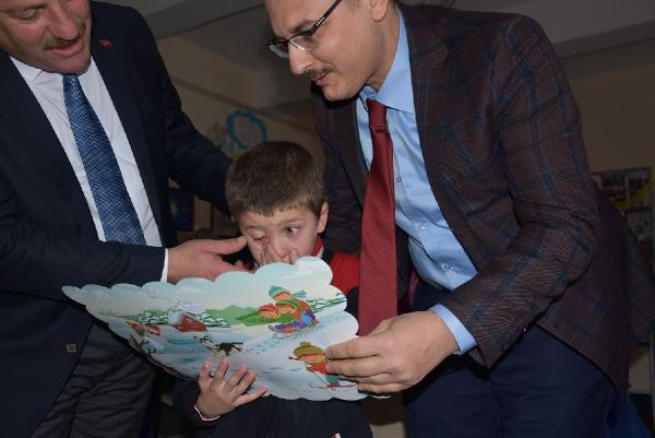 Karnesini görünce gözyaşlarına boğuldu! Kaymakam zor ikna etti - Resim: 1