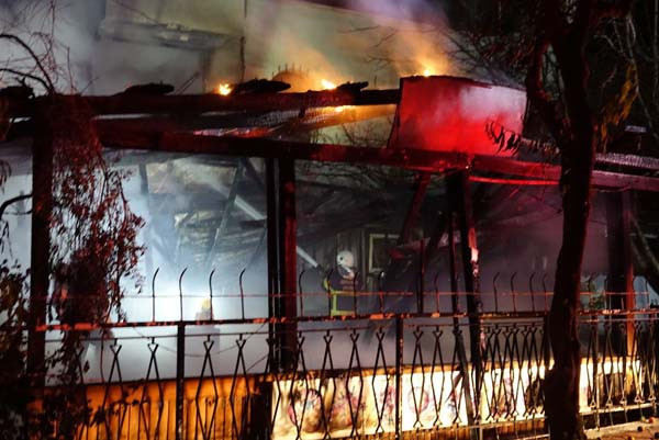 Korkutan yangın! Don atlet sokağa fırladılar... - Resim: 2