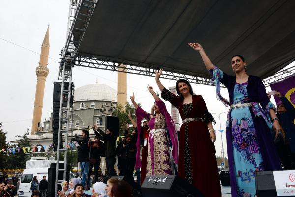 Pervin Buldan'dan Akşener'e: Erkek gibi takılırsan yok olursun - Resim: 3