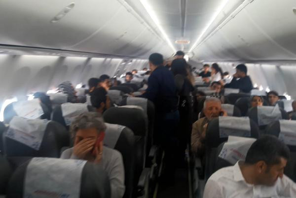 Uçakta gergin dakikalar: Yolculardan büyük tepki! - Resim: 1