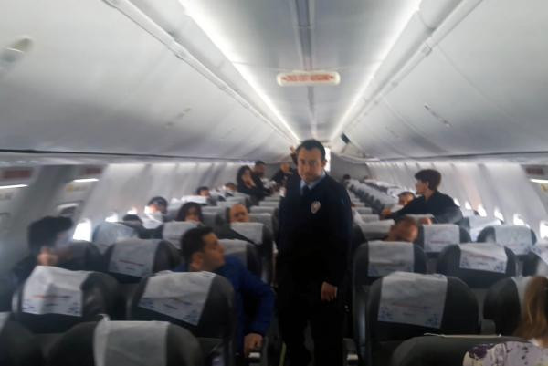 Uçakta gergin dakikalar: Yolculardan büyük tepki! - Resim: 2