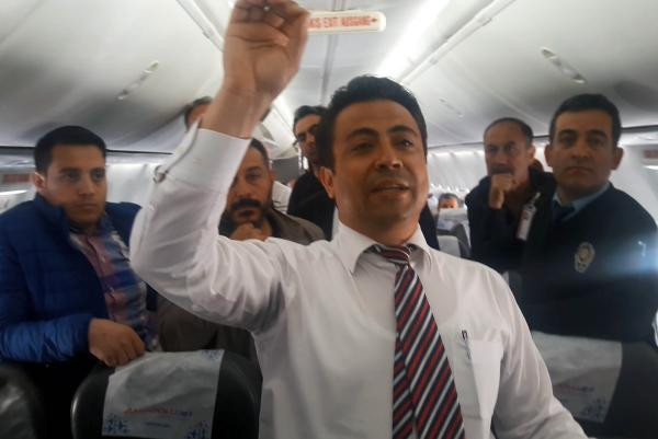 Uçakta gergin dakikalar: Yolculardan büyük tepki! - Resim: 3