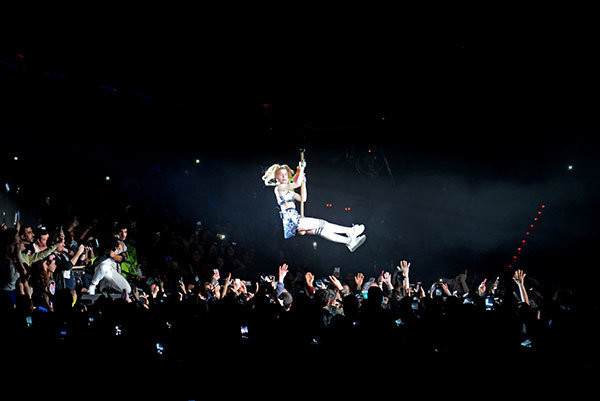 Yeni yaşını hayranlarıyla kutlayan Aleyna Tilki sahneye uçarak geldi - Resim: 2