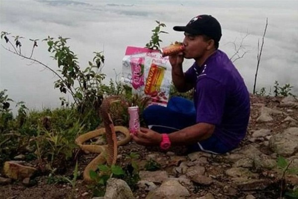 Dünya bunu da gördü kimseyi bulamadı 3 metrelik yılanla evlendi - Resim: 4