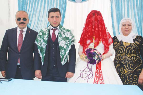 Aşiret düğününde geline takılan altınlar şoke etti - Resim: 1