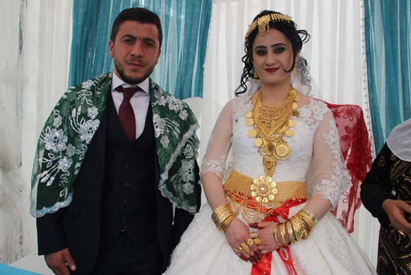Aşiret düğününde geline takılan altınlar şoke etti - Resim: 2