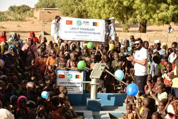 Tesettüre giren Gamze Özçelik Kamerun'da yüzleri güldürdü - Resim: 3