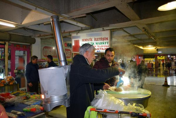 Sırtına soba bağladı hergün böyle çalışıyor! Üstelik soba yanıyor - Resim: 1