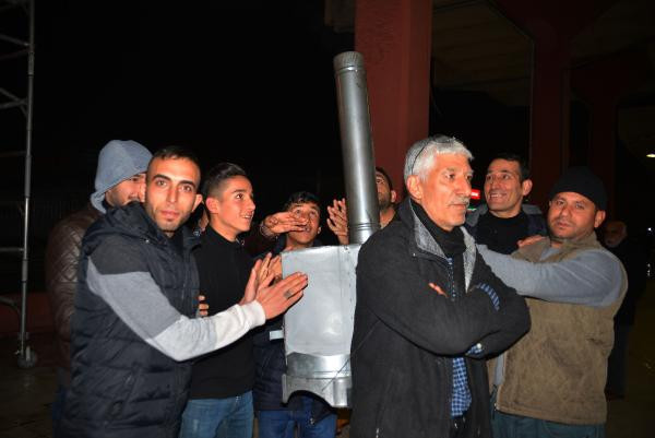 Sırtına soba bağladı hergün böyle çalışıyor! Üstelik soba yanıyor - Resim: 2