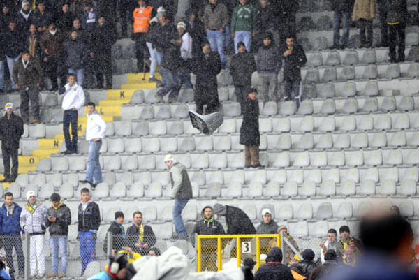Ümit Özat taraftarı yumrukladı - Resim: 3