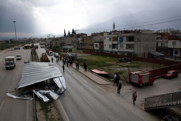 Çatı yayanın üstüne işte böyle düştü - Resim: 1