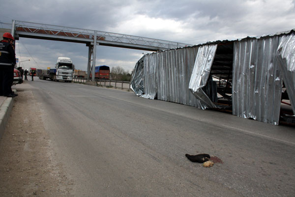 Çatı yayanın üstüne işte böyle düştü - Resim: 2
