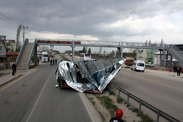 Çatı yayanın üstüne işte böyle düştü - Resim: 4