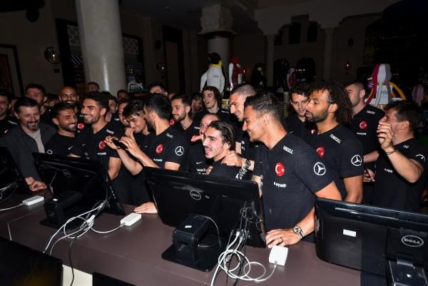 A Milli takımda Özbekistan maçı öncesinde eğlenceli anlar - Resim: 1