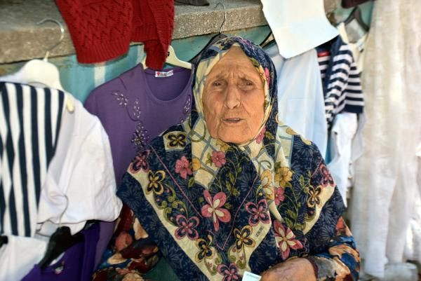 90 yaşında pazarda tezgah açıp, hasta oğluna bakıyor - Resim: 2