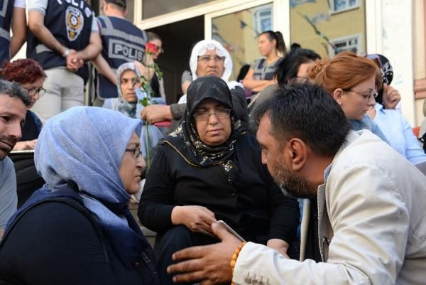 Diyarbakır annelerine sanatçı ve yazarlardan destek ziyareti - Resim: 1