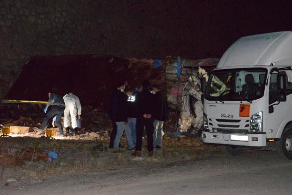 Erzurum'da 14 ton patlayıcı yüklü kamyon yola devrildi! - Resim: 4