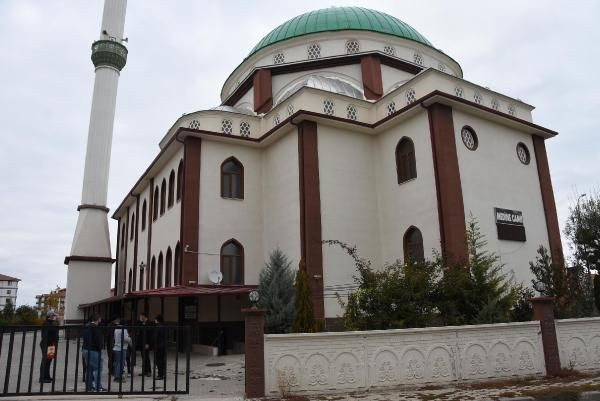 Eskişehir'de 'cami benim' diyen kadın erkek bölümünde namaz kılıyor cemaati kaçırdı - Resim: 2