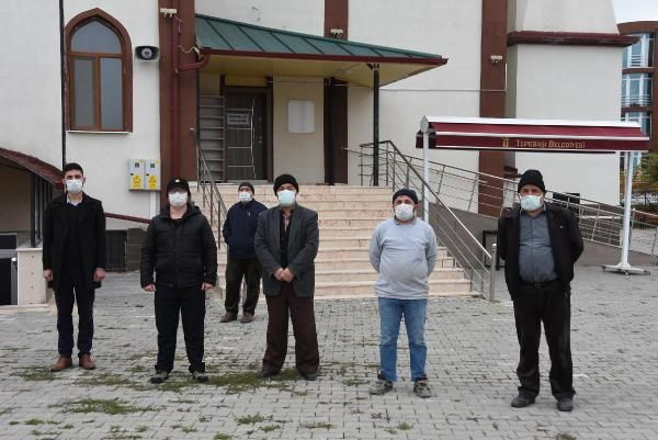Eskişehir'de 'cami benim' diyen kadın erkek bölümünde namaz kılıyor cemaati kaçırdı - Resim: 1